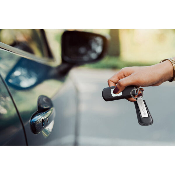 Close,Up,Hands,Woman,Pressing,Remote,Systems,Key,Near,Car